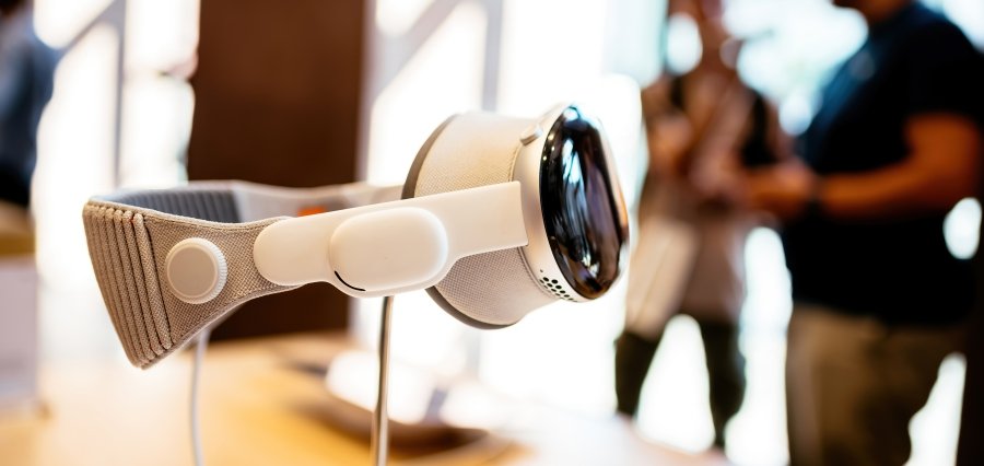 You are currently viewing Vision Pro 2.0: Apple Targets 2025 Launch for Compact Mixed-Reality Device